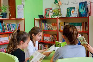 Niños leyendo en la biblioteca